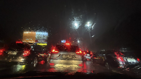 Tol Jakarta-Serpong macet total imbas banjir pada Senin (7/7/2025). Foto: Soni Insan Bagus/kumparan