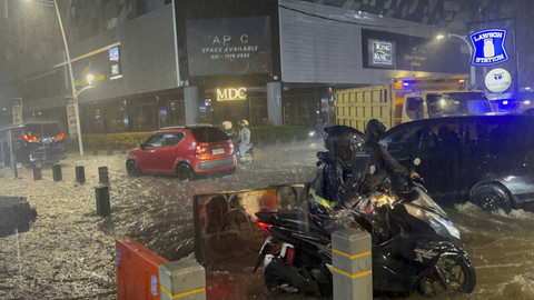 Banjir di daerah Kemang Raya, Jakarta Selatan. Senin (7/7/2025). Foto: Rayyan Farhansyah/kumparan