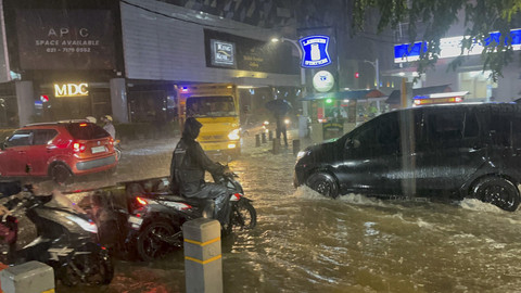 Banjir di daerah Kemang Raya, Jakarta Selatan. Senin (7/7/2025). Foto: Rayyan Farhansyah/kumparan