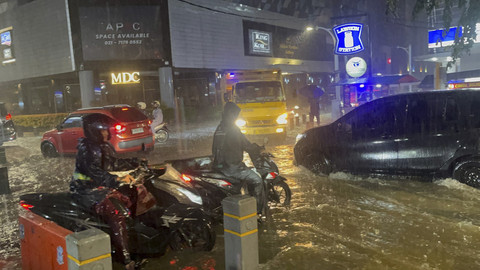 Banjir di daerah Kemang Raya, Jakarta Selatan. Senin (7/7/2025). Foto: Rayyan Farhansyah/kumparan