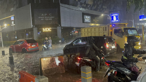 Banjir di daerah Kemang Raya, Jakarta Selatan. Senin (7/7/2025). Foto: Rayyan Farhansyah/kumparan