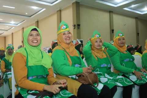 Sekelompok ibu di Mini Arisan Sahabat Mama Solo. Foto: dok. Mama Lemon