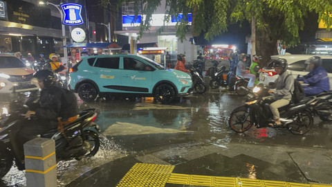 Banjir di Kemang Raya, Jakarta Selatan Mulai Surut, Senin (7/7/2025). Foto: Rayyan Farhansyah/kumparan