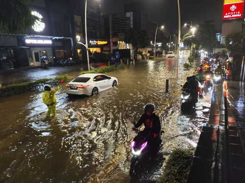 Banjir di Jalan Kemang Raya, Jakarta Selatan, pada Senin (7/7/2025). Foto: Rachmadi Rasyad/kumparan