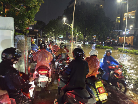 Banjir di Jalan Kemang Raya, Jakarta Selatan, pada Senin (7/7/2025). Foto: Rachmadi Rasyad/kumparan