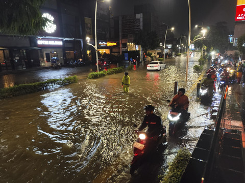 Banjir di Jalan Kemang Raya, Jakarta Selatan, pada Senin (7/7/2025). Foto: Rachmadi Rasyad/kumparan