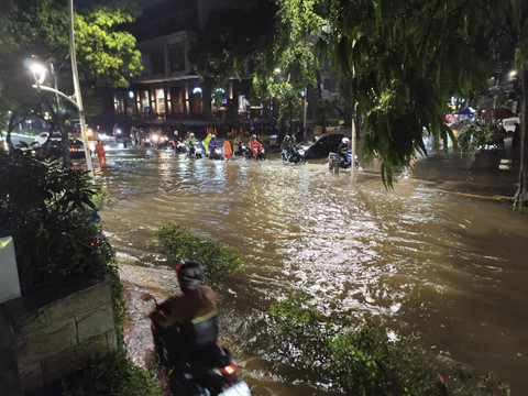 Banjir di Jalan Kemang Raya, Jakarta Selatan, pada Senin (7/7/2025). Foto: Rachmadi Rasyad/kumparan