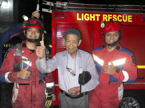 Mintardjo dan Tim Damkar Salihara di Jati Padang, Jakarta Selatan, Senin (7/7/2025). Foto: M. Rizki/kumparan
