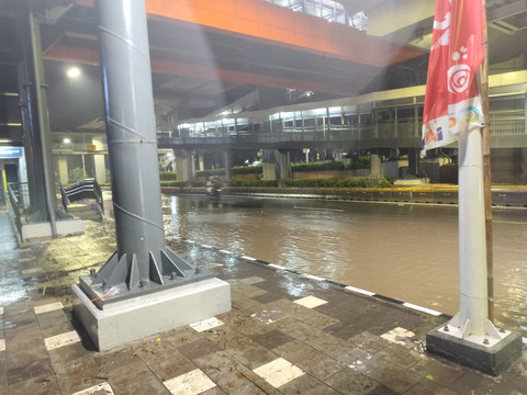 Suasana di Jalan H. Rasuna Said, Jakarta Selatan, yang sempat tergenang banjir, Senin (7/7/2025). Foto: Rachmadi Rasyad/kumparan