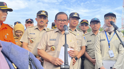 Gubernur Jakarta Pramono Anung saat meninjau titik banjir di Tanggul Inspeksi Kali Ciliwung, Pancoran, Jakarta Selatan, Selasa (8/7/2025). Foto: Nasywa Athifah/kumparan