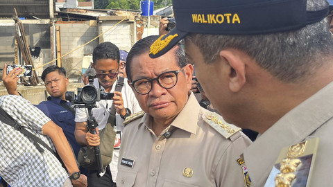 Gubernur Jakarta Pramono Anung saat meninjau titik banjir di Tanggul Inspeksi Kali Ciliwung, Pancoran, Jakarta Selatan, Selasa (8/7/2025). Foto: Nasywa Athifah/kumparan