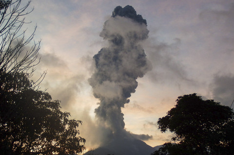 Kolom abu keluar dari kawah saat erupsi Gunung Lewotobi Laki-laki terlihat dari Desa Boru di Wulanggitang, Kabupaten Flores Timur, NTT, Selasa (8/7/2025). Foto: Gregorio J Gilbert/ANTARA FOTO