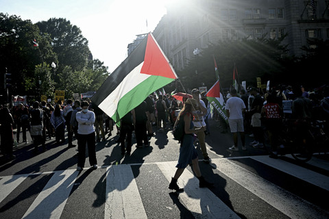 Para pengunjuk rasa berunjuk rasa menentang Perdana Menteri Israel Benjamin Netanyahu menjelang pertemuannya dengan Presiden AS Donald Trump di depan Gedung Putih di Washington, DC, AS, Senin (7/7/2025). Foto: Brendan Smialowski/AFP