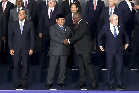 Presiden RI Prabowo Subianto di jajaran terdepan dalam sesi foto resmi para Kepala Negara dan Pemerintahan, negara mitra, serta negara yang terlibat secara eksternal dalam KTT BRICS 2025 di Museum of Modern Art, Rio de Janeiro, Senin (7/7/2025). Foto: Tim Media Prabowo Subianto