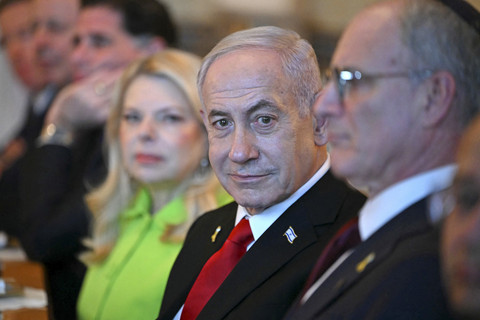 Perdana Menteri Israel Benjamin Netanyahu bertemu dengan Presiden Amerika Serikat Donald Trump yang tidak terlihat di Ruang Biru Gedung Putih di Washington, DC, Senin (7/7/2025) waktu setempat. Foto: Andrew Caballero-Reynolds/AFP