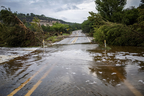 Sebagian Jalan Raya 1340 ditutupi oleh Sungai Guadalupe setelah banjir yang mematikan di Kerr County, Texas, AS, Senin (7/7/2025) waktu setempat. Foto: Sergio Flores/REUTERS
