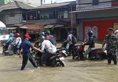 Jalan raya Serang menuju pintu Tol Bitung, dan jalur arteri ke Kota Tangerang tersendat karena banjir, Selasa (8/7/2025). Foto: Dok. BPBD Kabupaten Tangerang