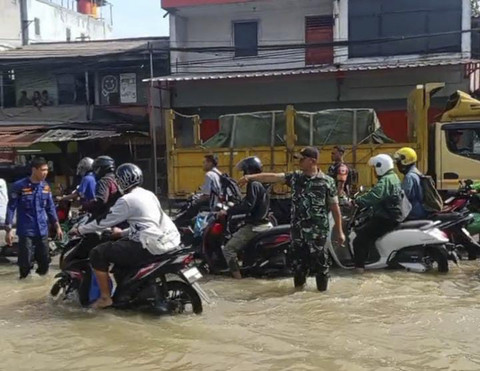 Jalan raya Serang menuju pintu Tol Bitung, dan jalur arteri ke Kota Tangerang tersendat karena banjir, Selasa (8/7/2025). Foto: Dok. BPBD Kabupaten Tangerang