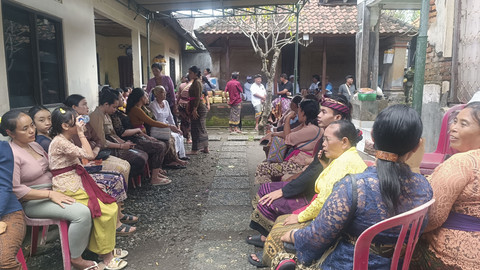 Suasana rumah saat persiapan pengabenan I Kadek Oka (51) tewas dalam insiden tenggelamnya Kapal Motor Penyeberangan (KMP) Tunu Pratama Jaya di Perairan Selat Bali, pada Rabu (2/7) pukul 23.35 WIB. Foto: Denita BR Matondang/kumparan