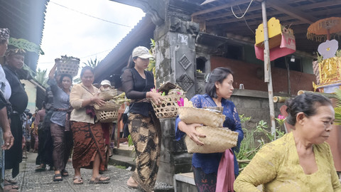 Suasana rumah saat persiapan pengabenan I Kadek Oka (51) tewas dalam insiden tenggelamnya Kapal Motor Penyeberangan (KMP) Tunu Pratama Jaya di Perairan Selat Bali, pada Rabu (2/7) pukul 23.35 WIB. Foto: Denita BR Matondang/kumparan