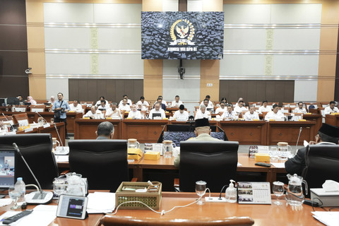 Mensos Saifullah Yusuf (Gus Ipul) dan jajaran Kemensos menghadiri rapat kerja dengan Komisi VIII DPR RI di Jakarta, Senin (7/7/2025). Foto: Kemensos RI