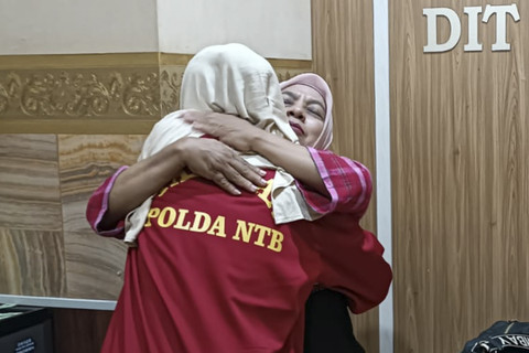 Misri dengan Kepala UPTD PPA NTB Eny Chaerany saat kunjungan ke Rutan Polda NTB (3/7/2025). Foto: Dok. Istimewa