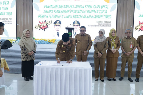 Gubernur Kalimantan Timur Rudy Mas'ud (kedua dari kanan) saat menandatangani Perjanjian Kerja Sama bersama 46 Perguruan Tinggi Swasta se-Kalimantan Timur di Aula Olah Bebaya Kantor Gubernur Kaltim, Senin (7/7/2025). Foto: Dok. Istimewa
