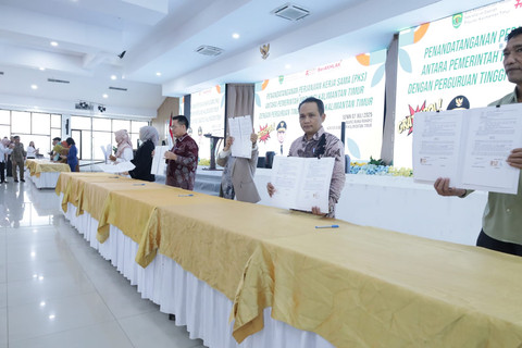 Perwakilan 46 PTS se-Kalimantan Timur saat menandatangani program Gatispol di Aula Olah Bebaya Kantor Gubernur Kaltim, Senin (7/7/2025).