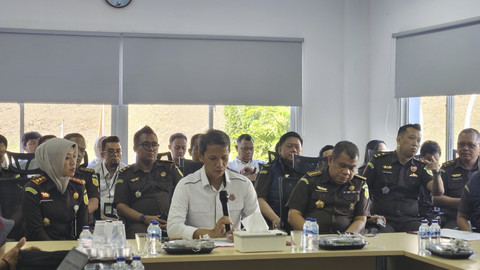 Badan Pemulihan Aset (BPA) Kejaksaan Agung melakukan verifikasi aset PT Orbit Terminal Merak (PT OTM) yang disita terkait kasus dugaan korupsi tata kelola minyak mentah dan produk kilang, di Pulo Merak, Cilegon, Senin (7/7/2025). Foto: Kejagung RI