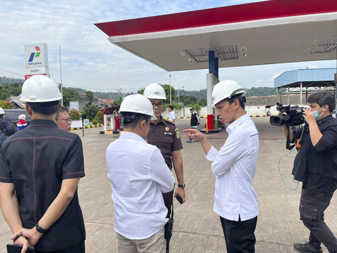 Badan Pemulihan Aset (BPA) Kejaksaan Agung melakukan verifikasi aset PT Orbit Terminal Merak (PT OTM) yang disita terkait kasus dugaan korupsi tata kelola minyak mentah dan produk kilang, di Pulo Merak, Cilegon, Senin (7/7/2025). Foto: Kejagung RI