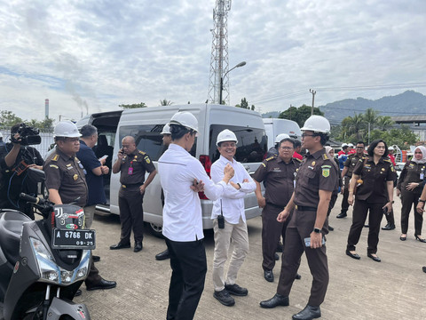 Badan Pemulihan Aset (BPA) Kejaksaan Agung melakukan verifikasi aset PT Orbit Terminal Merak (PT OTM) yang disita terkait kasus dugaan korupsi tata kelola minyak mentah dan produk kilang, di Pulo Merak, Cilegon, Senin (7/7/2025). Foto: Kejagung RI