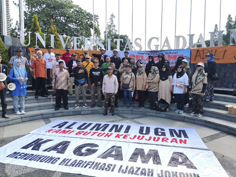 Relawan Alumni Universitas Gadjah Mada atau Relagama Bergerak menggelar aksi meminta Jokowi tunjukkan ijazahnya ke publik di Boulevard UGM, Selasa (8/7/2025). Foto: Arfiansyah Panji Purnandaru/kumparan