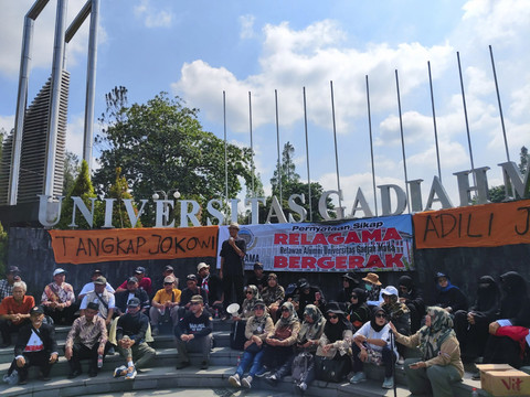 Relawan Alumni Universitas Gadjah Mada atau Relagama Bergerak menggelar aksi meminta Jokowi tunjukkan ijazahnya ke publik di Boulevard UGM, Selasa (8/7/2025). Foto: Arfiansyah Panji Purnandaru/kumparan
