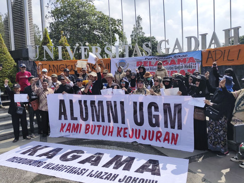 Relawan Alumni Universitas Gadjah Mada atau Relagama Bergerak menggelar aksi meminta Jokowi tunjukkan ijazahnya ke publik di Boulevard UGM, Selasa (8/7/2025). Foto: Arfiansyah Panji Purnandaru/kumparan