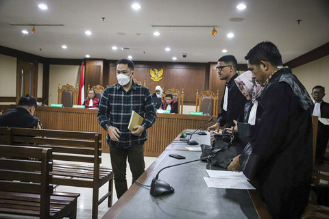 Sidang putusan eks jaksa Kejari Jakbar, Azam Akhmad Akhsya, terkait kasus dugaan korupsi menilap uang barang bukti perkara investasi bodong robot trading Fahrenheit, di Pengadilan Tipikor Jakarta, Selasa (8/7/2025). Foto: Iqbal Firdaus/kumparan