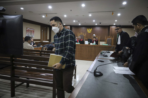 Sidang putusan eks jaksa Kejari Jakbar, Azam Akhmad Akhsya, terkait kasus dugaan korupsi menilap uang barang bukti perkara investasi bodong robot trading Fahrenheit, di Pengadilan Tipikor Jakarta, Selasa (8/7/2025). Foto: Iqbal Firdaus/kumparan