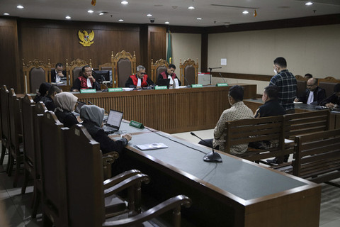 Sidang putusan eks jaksa Kejari Jakbar, Azam Akhmad Akhsya, terkait kasus dugaan korupsi menilap uang barang bukti perkara investasi bodong robot trading Fahrenheit, di Pengadilan Tipikor Jakarta, Selasa (8/7/2025). Foto: Iqbal Firdaus/kumparan