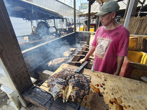 Usaha warung ikan bakar milik Heryatno dan keluarganya. Foto: kumparan
