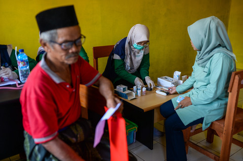 Petugas melakukan skrining kesehatan warga sebelum diperiksa di mobil klinik telemedicine di Desa Kurungkambing, Pandeglang, Banten, Selasa (8/7/2025). Foto: ANTARA FOTO/Muhammad Bagus Khoirunas