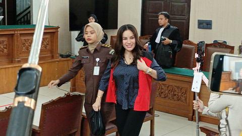 Nikita Mirzani usai menjalani sidang perkara dugaan pemerasan di Pengadilan Negeri Jakarta Selatan, Selasa (8/7). Foto: Aprilandika Pratama/kumparan