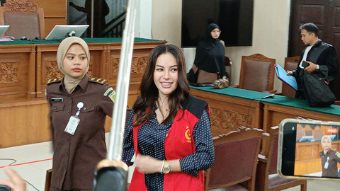 Nikita Mirzani usai menjalani sidang perkara dugaan pemerasan di Pengadilan Negeri Jakarta Selatan, Selasa (8/7). Foto: Aprilandika Pratama/kumparan