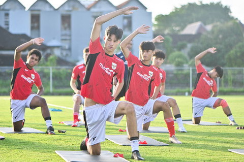 Pesepak bola Timnas Indonesia U-17 JonaEGiesselink (kedua kiri) bersama rekannya mengikuti pemusatan latihan di lapangan Gelora Samudra, Badung, Bali, Selasa (8/7/2025). Foto: ANTARA FOTO/Fikri Yusuf