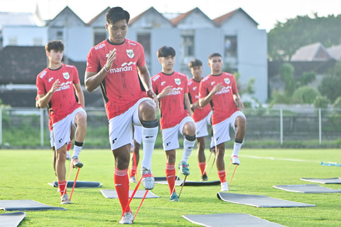Pesepak bola Timnas Indonesia U-17 I Putu Panji Apriawan (kedua kiri) bersama rekannya... </div>
<div class=