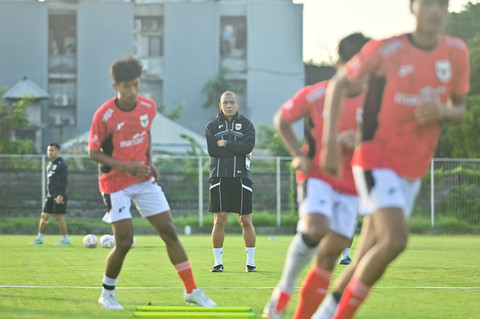 Pelatih Timnas U-17 Indonesia Nova Arianto (tengah) memimpin pemusatan latihan di lapangan Gelora Samudra, Badung, Bali, Selasa (8/7/2025). Foto: ANTARA FOTO/Fikri Yusuf