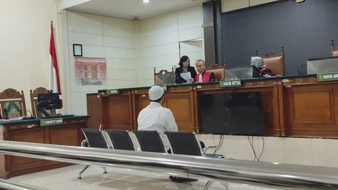 Aipda Robig Zaenudin anggota Polrestabes Semarang dalam sidang tuntutan di PN Semarang, Selasa (8/7). Foto: Intan Alliva/kumparan