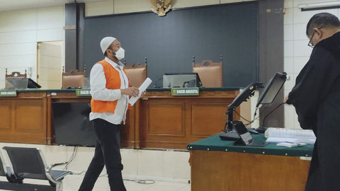 Aipda Robig Zaenudin anggota Polrestabes Semarang dalam sidang tuntutan di PN Semarang, Selasa (8/7). Foto: Intan Alliva/kumparan