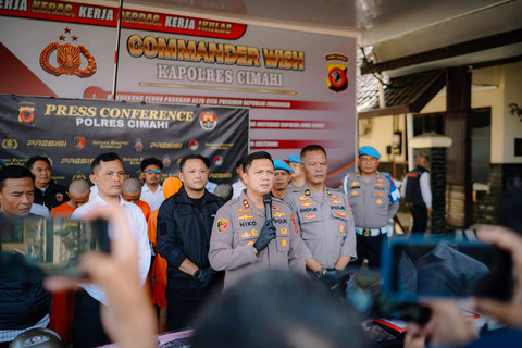 Satresnarkoba Polres Cimahi menggelar konfrensi press terkait penangkapan anggota geng motor berinisial GAS (21) atas dugaan pengedaran narkotika jenis tembakau dengan total berat 35,2 gram di Jawa Barat, Selasa (8/7). Foto: Dok. Polres Cimahi