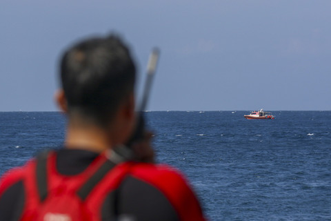 Kapal Basarnas melintas membawa penyelam di Selat Bali Ketapang, Banyuwangi, Jawa Timur, Selasa (8/7/2025). Foto: Budi Chandra Setya/ANTARA FOTO