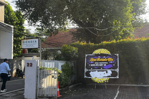 Suasana di TKP Seorang pria berinisial ADP (39) yang ditemukan tewas dengan kepala terbungkus lakban di sebuah indekos kawasan Gondangdia Kecil nomer 22, Menteng, Jakarta Pusat, Selasa (8/7/2025). Foto: Rayyan Farhansyah/kumparan