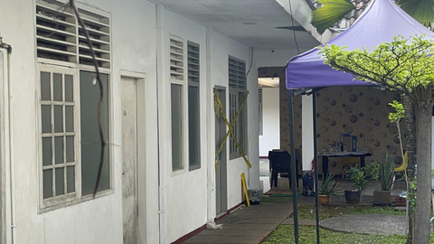 Kamar kosan pria berinisial ADP (39) yang ditemukan tewas dengan kepala terbungkus lakban di sebuah indekos kawasan Gondangdia Kecil, Menteng, Jakarta Pusat, Selasa (8/7/2025). Foto: Rayyan Farhansyah/kumparan